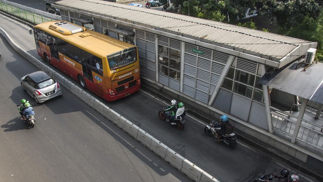 Bus Paspampres Tabrak Halte Transjakarta karena Rem Blong