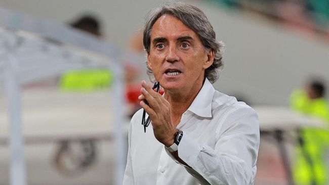 Datangi Suporter, Mancini Minta Dukungan di Arab Saudi vs Jepang