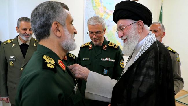 Khamenei Beri Penghargaan ke Komandan Pimpin Serangan Rudal ke Israel