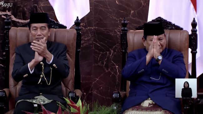 Lengser, Jokowi Persilakan Prabowo Duduk di Kursinya usai Pelantikan