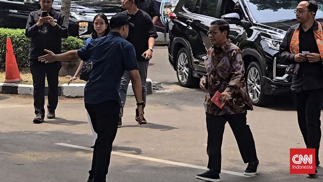 Satu Jam Bertemu Prabowo di Sela Seleksi Menteri, Pramono Irit Bicara