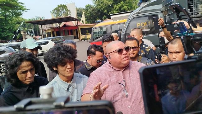 Vadel Badjideh Tiba di Polres, Siap Diperiksa Soal Laporan Nikita