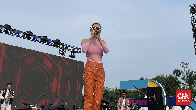 Wika Salim Ajak Penonton Nyanyi Bareng Rungkad di People Fest