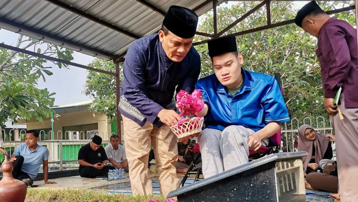 Ziarah Bersama Anak, Cagub Jateng Ahmad Luthfi Serukan Politik Santun