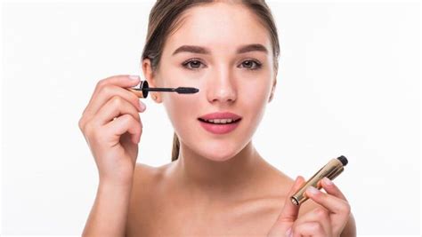 5 Tips Makeup Anti Luntur untuk Liburan Musim Panas