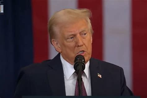 Donald Trump Tekan Apple Produksi iPhone di USA Bukan di India