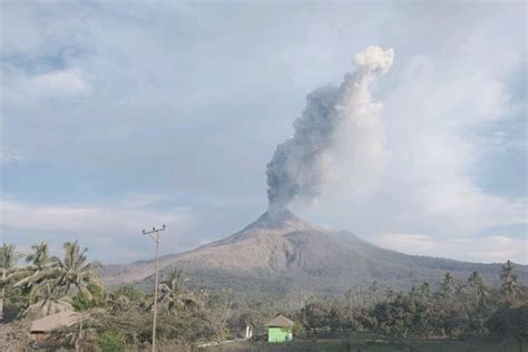 Gunung Lewotobi Laki-laki di NTT Meletus Kolom Abu 18 KM dari Atas Puncak Terjadi Dentuman Hingga Awan Panas