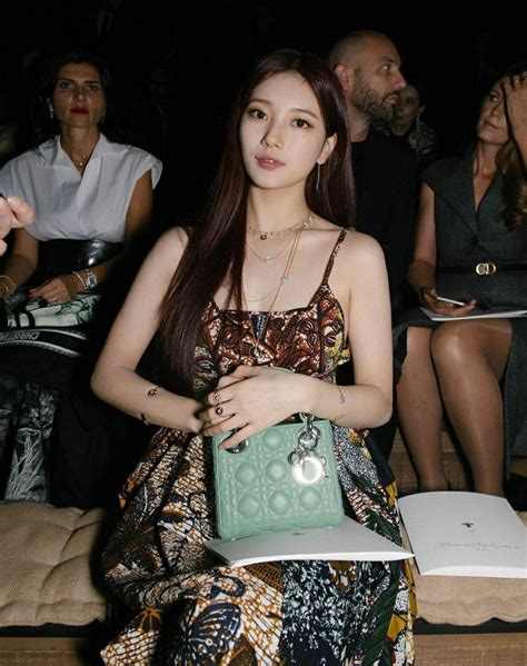 Hadiri Paris Fashion Week, Ini Gaya Keren Bae Suzy, Park Bo Gum, dan V BTS