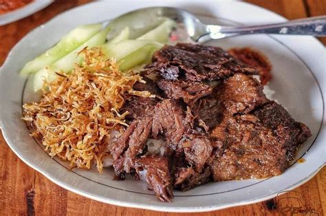 Menjelajahi Kelezatan Legendaris: 3 Destinasi Kuliner Wajib di Bandung